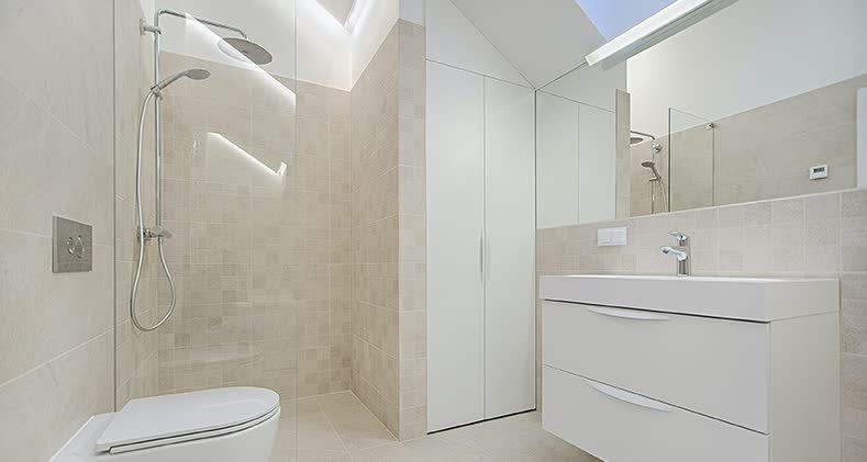 Guadagnare spazio in bagno grazie alla sostituzione della vasca con doccia